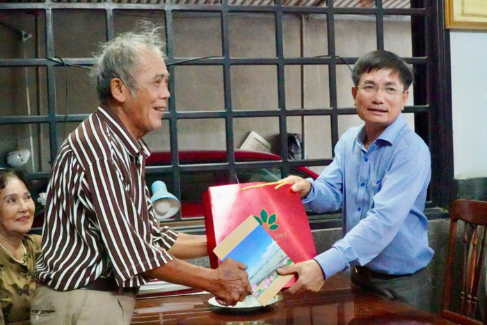 PPC’s Vice Chairman Nguyễn Ngọc Sâm visits and presents gifts to revolutionary contributors