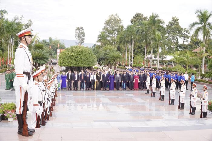 Provincial leaders pay tribute to martyrs on the occasion of the 1st Party Congress of Quảng Ngãi Province, 2025–2030 term