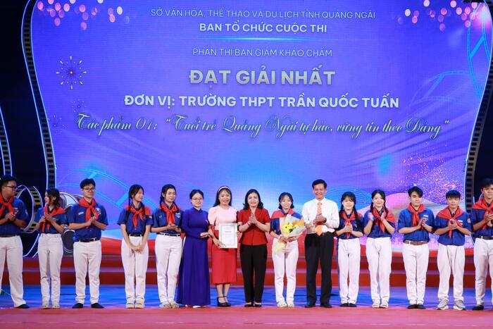 Presenting awards for Video Clip Contest promoting the 1st Provincial Party Congress