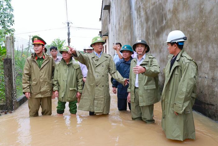 Vice Chairman Đỗ Tâm Hiển inspects flooding response in Nghĩa Hành Commune and Trương Quang Trọng Ward