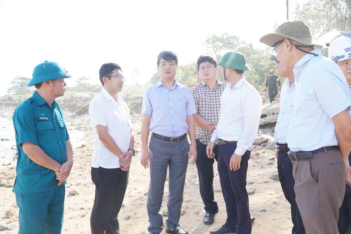 Vice Chairman Đỗ Tâm Hiển inspects post-typhoon recovery in Vạn Tường and Tịnh Khê Communes