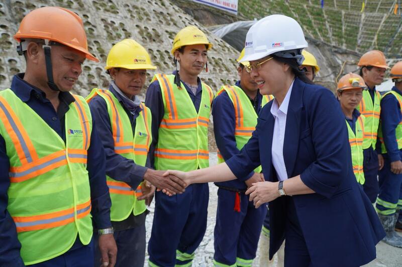 Secretary of Provincial Party Committee Bui Thi Quynh Van visits workers working through Tet holidays at the Quang Ngai - Hoai Nhon Expressway construction site