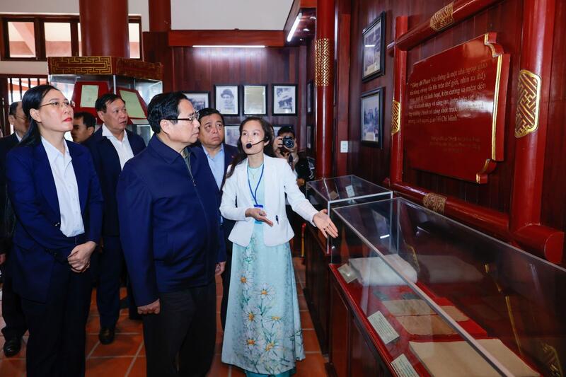 Prime Minister, Pham Minh Chinh, offers incense in tribute to late PM Pham Van Dong