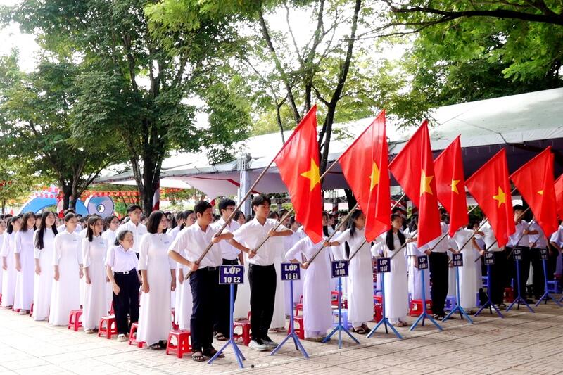Provincial leaders attend Opening Ceremony of New School Year