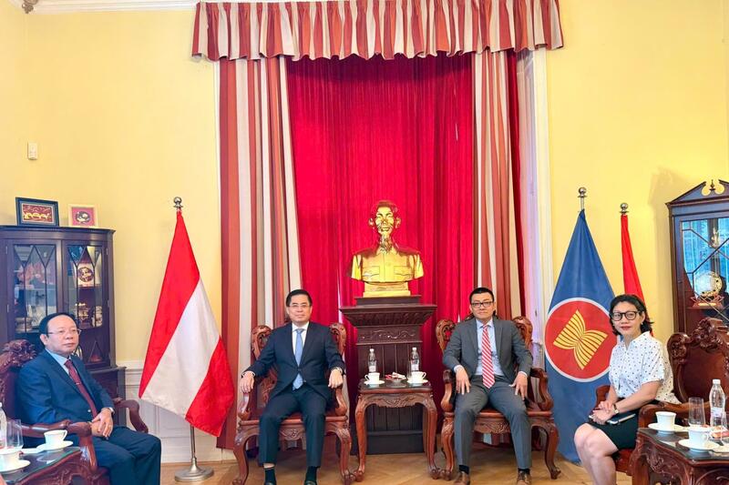 Chairman of the Provincial People's Committee Nguyễn Hoàng Giang visits the Vietnamese Embassy in Austria