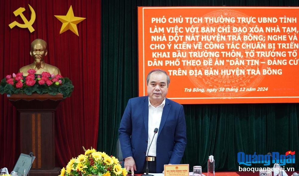 Phó Chủ tịch Thường trực UBND tỉnh Trần Hoàng Tuấn phát biểu tại buổi làm việc.