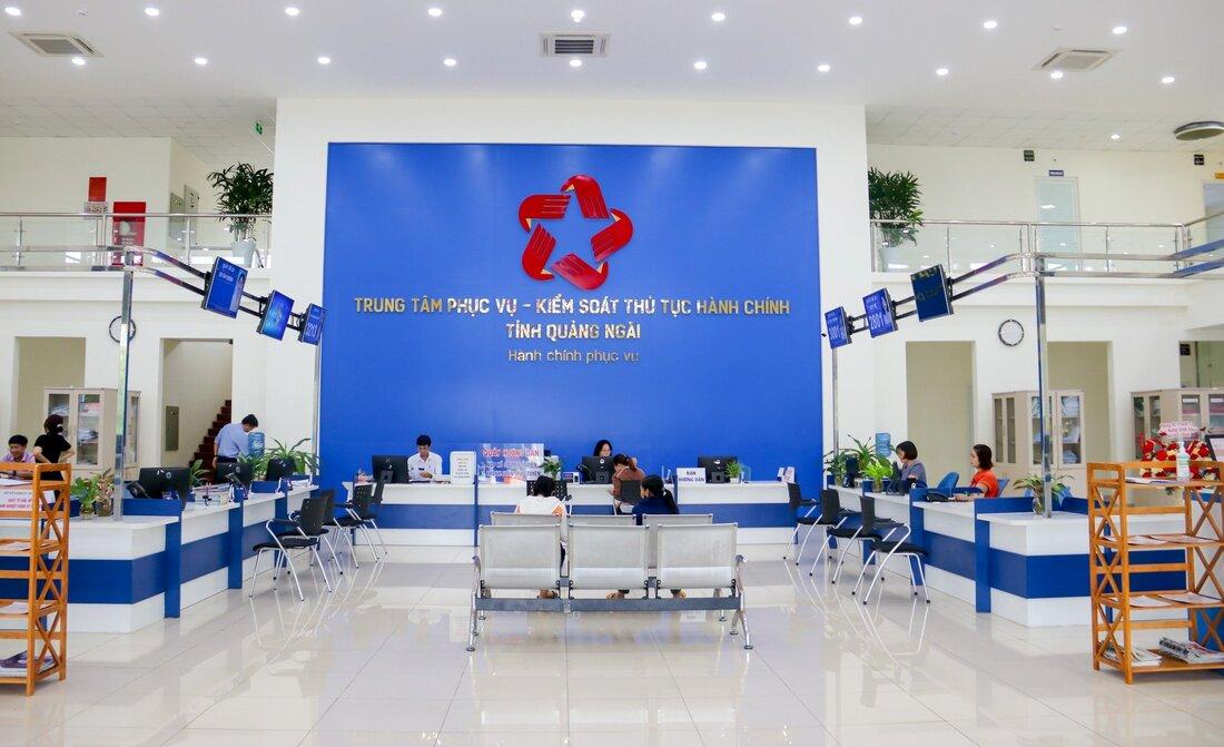Tỉnh Quảng Ngãi đang triển khai quyết liệt các giải pháp thanh toán không dùng tiền mặt trong giải quyết thủ tục hành chính tại Trung tâm phục vụ kiểm soát thủ tục hành chính công Quảng Ngãi. Ảnh: Viên Nguyễn