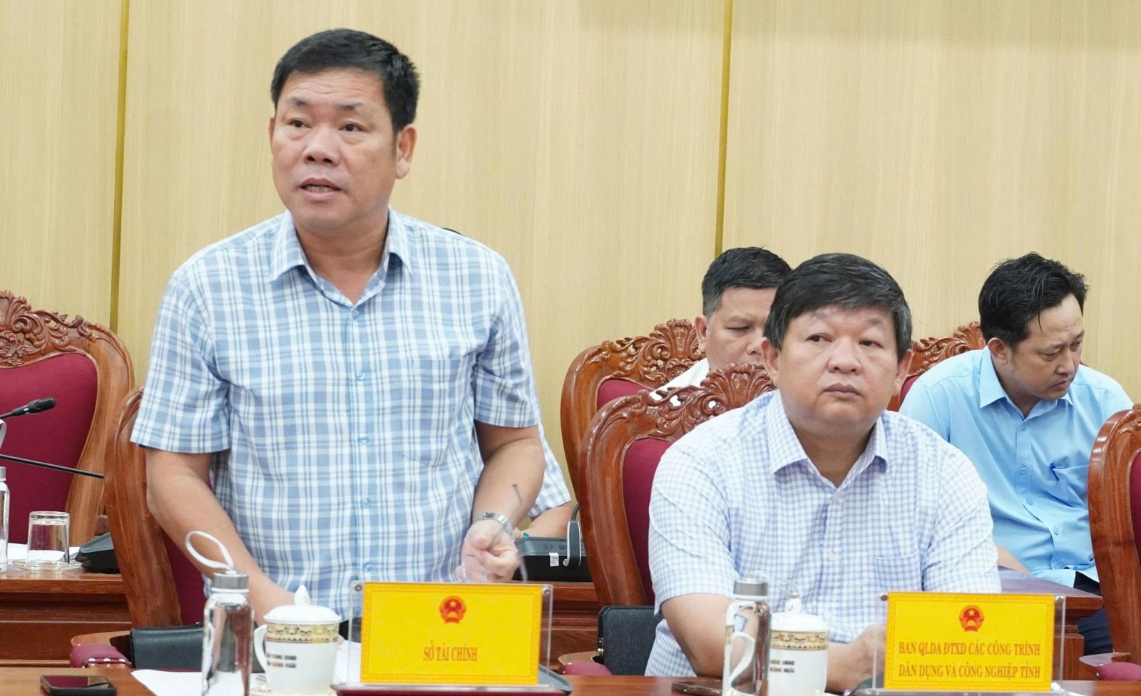 Lãnh đạo Sở Tài chính báo cáo tại cuộc họp