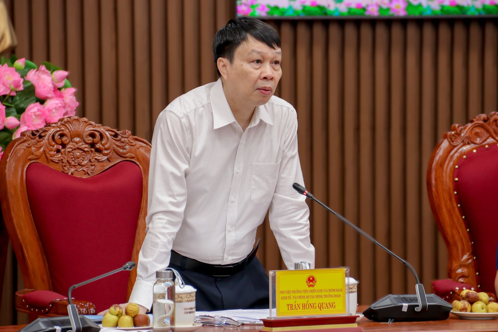 Phó Viện trưởng Viện Chiến lược và Chính sách Kinh tế - Tài chính (Bộ Tài chính) Trần Hồng Quang phát biểu tại buổi làm việc