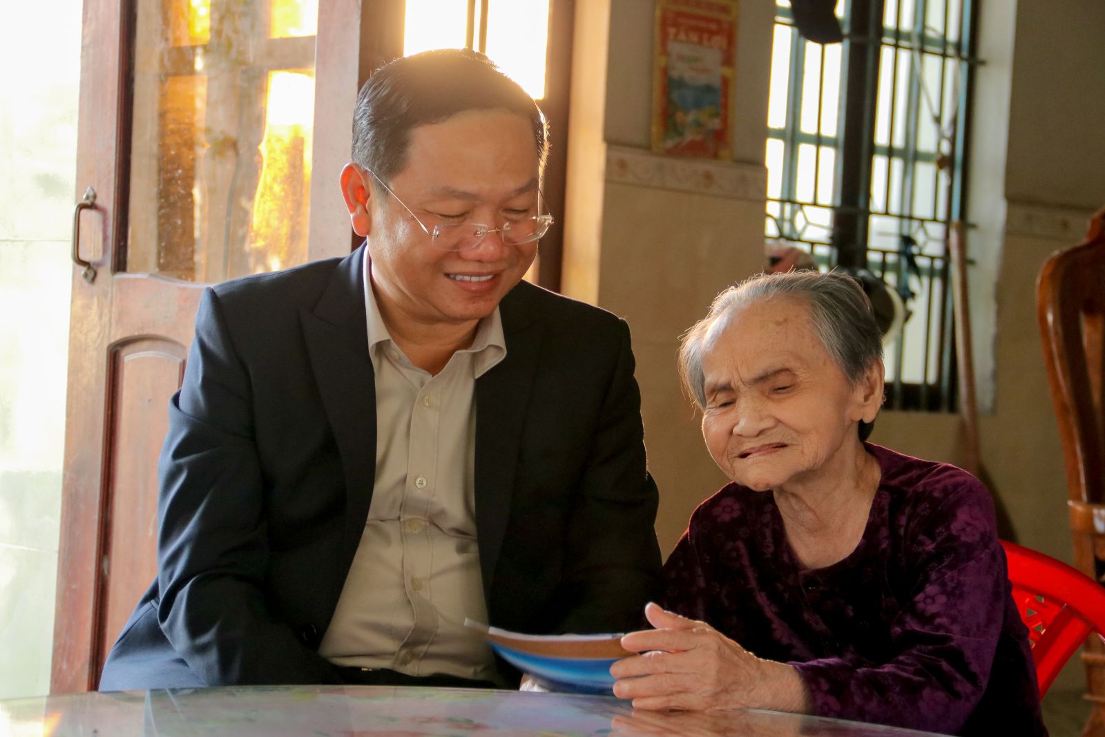 Vice Chairman Nguyễn Công Hoàng visits Vietnamese Heroic Mothers in Ba ...