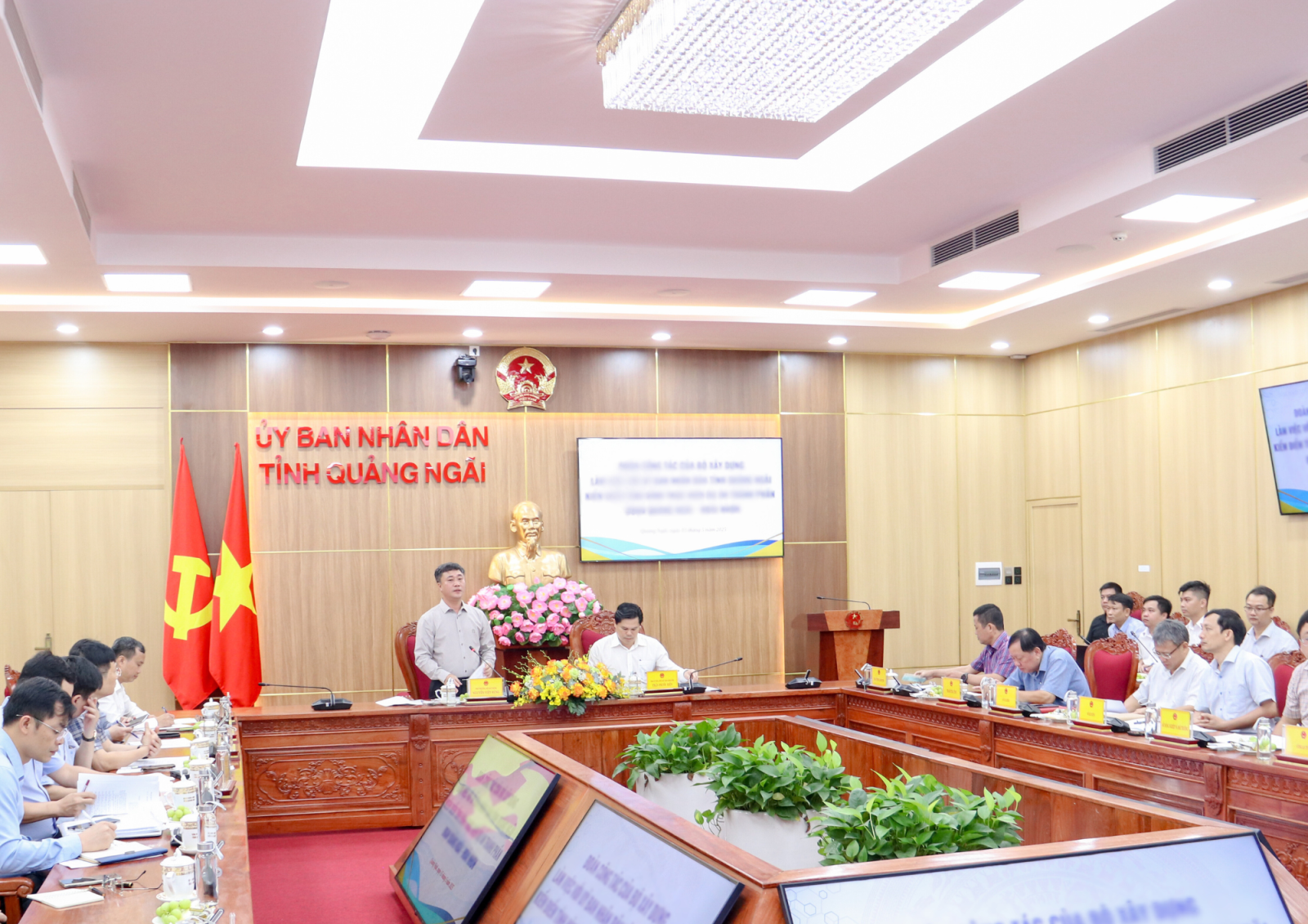 Deputy Minister of Construction works with Quảng Ngãi Province on North-South Expressway project